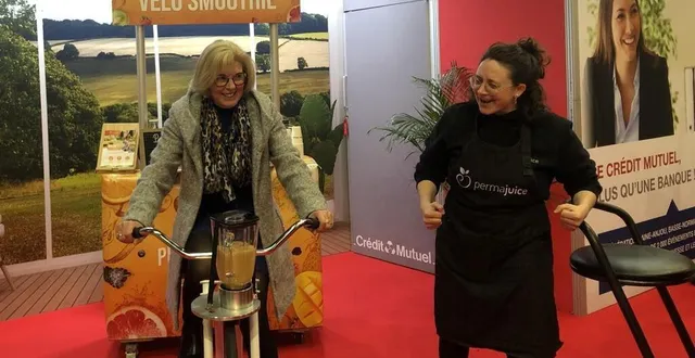 photo  un petit effort. tout en pédalant, cette dame se prépare un smoothie.  &copy;  ouest-france 