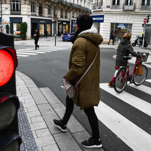photo les cyclistes sont considérés comme des piétons lorsqu’ils posent le pied à terre.  ©  archives co - laurent combet