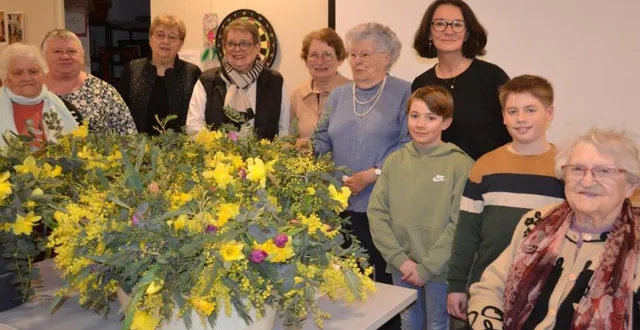 photo  plus de 80 bouquets ont été distribués aux mamies, à commencer par la doyenne irène chauveau âgée de 99 ans (à droite).  &copy;  le maine libre 