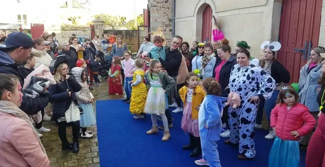 photo  enfants, parents et animateurs réunis pour marquer la fin du spectacle.  &copy;  le maine libre 