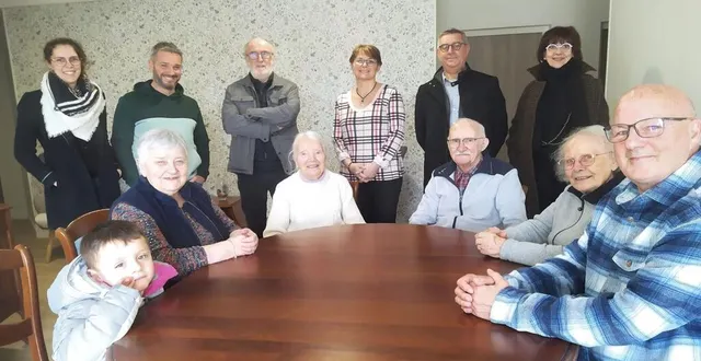 photo  les habitants de la faye du temps et les élus en visite.  &copy;  co 