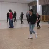 photo  pour préparer le bal du 27 avril, de nouvelles danses country, dont « unhealthy » de shania twain, devaient être apprises et répétées sous les conseils de dany loriot, présidente de l’association, dans la salle communale, mardi soir. une partie des 74 adhérents étaient au rendez-vous. « je suis contente d’accueillir cette année une dizaine de jeunes scolaires qui prennent goût à la danse country et qui nous feront une démonstration la semaine prochaine », se réjouit dany loriot, passionnée et enthousiaste. 