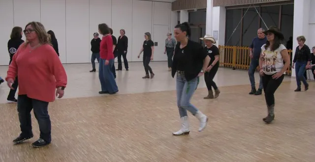 photo  pour préparer le bal du 27 avril, de nouvelles danses country, dont « unhealthy » de shania twain, devaient être apprises et répétées sous les conseils de dany loriot, présidente de l’association, dans la salle communale, mardi soir. une partie des 74 adhérents étaient au rendez-vous. « je suis contente d’accueillir cette année une dizaine de jeunes scolaires qui prennent goût à la danse country et qui nous feront une démonstration la semaine prochaine », se réjouit dany loriot, passionnée et enthousiaste.  &copy;  ouest-france 