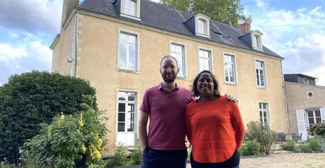 photo  le château de marigné, à bazouges-cré-sur-loir, appartient à la famille de marc-antoine de la rüe du can depuis le xviiie siècle. il est ici avec vani josset, qui gère le gîte.  &copy;  archives ouest-france 