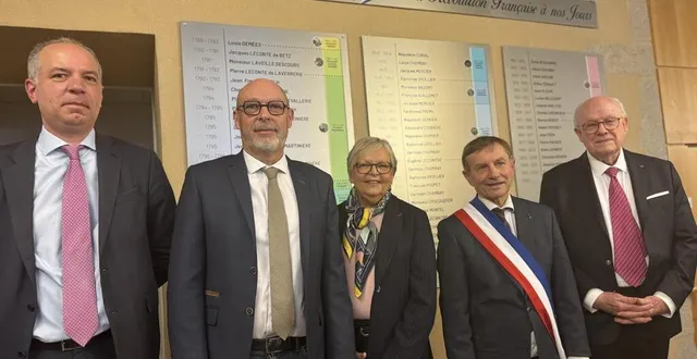 photo  joaquim pueyo, entouré de ses trois prédécesseurs, a inauguré une plaque commémorative des maires d’alençon.  &copy;  ouest-france 