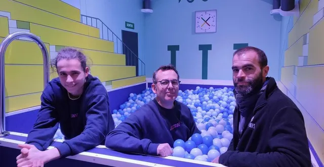photo  théodore foyer et philippe peaudeau, salariés de l’action game, et thierry chesneau (à droite), fondateur des engrenages, à l’origine des mécanismes des mini-jeux.  &copy;  ouest-france 