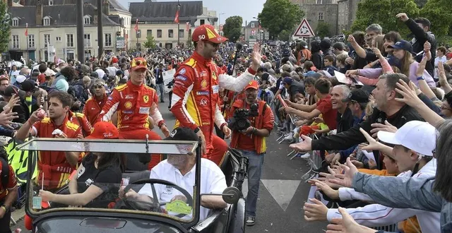 photo  la parade des pilotes, vendredi 14 juin 2024 au mans (sarthe). une manifestation gratuite qui rassemble des milliers de spectateurs dans le centre-ville, la veille du départ de la course automobile heures du mans.  &copy;  marc ollivier/ouest-france 