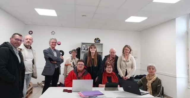 photo  les élus étaient présents en fin de la séance de l’atelier numérique, animé par léa fouquet (debout au centre) avec rémi pezot, maire délégué de saint-lambert-du- lattay (à gauche) ; didier petit, vice-président au développement social ; marc schmitter, président de la cclla et géraldine ferron, responsable du développement social (2e à droite).  &copy;  ouest-france 