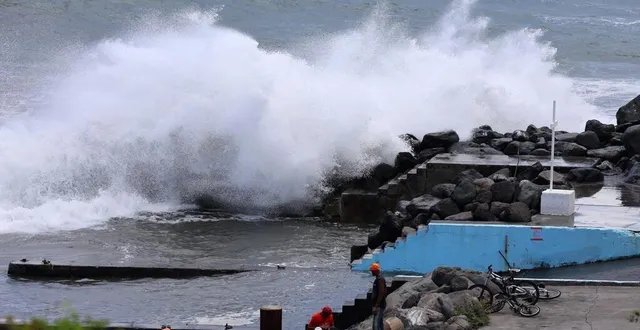photo  le cyclone garance balaie l’île de la réunion, ce vendredi 28 février 2025.  &copy;  afp 