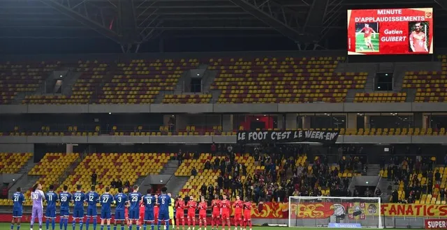 photo  les joueurs et le public ont observé une minute d’applaudissement en hommage à gatien guibert.  &copy;  le maine libre - denis lambert 