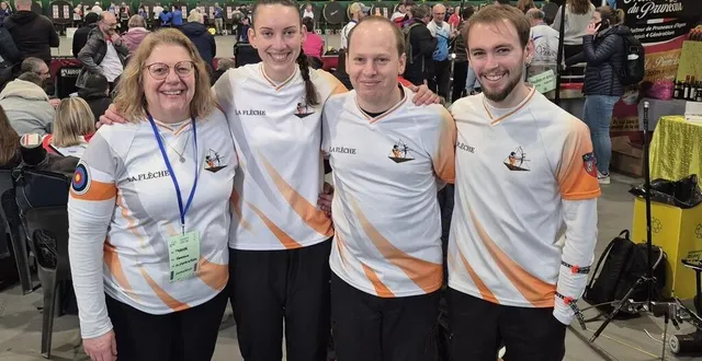 photo  de gauche à droite, la capitaine de la compagnie d’arc de la flèche (sarthe), géraldine tessier, et les archère et archers présents au championnat de france de tir à l’arc à agen (lot-et-garonne) océane guy, richard ezechiel et donovan moucholi.  &copy;  compagnie d’arc de la flèche 