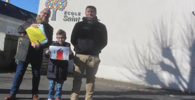 photo  gabriel, élève de ce2 à l’école saint-louis, a fait le plus joli dessin. ici entouré de mikaël rabouin (à gauche) et hugues boivin, directeur de l’école.  &copy;  ouest-france 