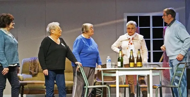 photo  trois sœurs, à gauche, adeptes des bonnes bouteilles, vont résister face aux propriétaires, qui souhaitent vendre la grande maison.  &copy;  ouest-france 