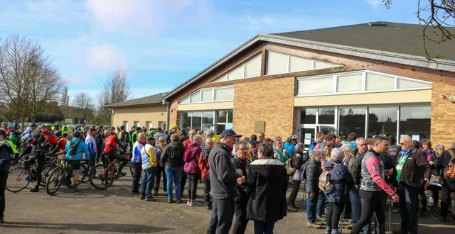 photo  1 200 sportifs réunis pour vivre leur passion de la randonnée ou du vélo.  &copy;  randonneurs parignéens 