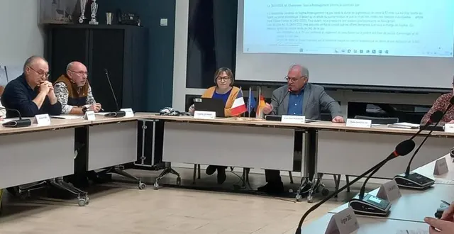 photo  le conseil municipal s’est réuni autour de jean-yves avignon, maire de spay.  &copy;  le maine libre 