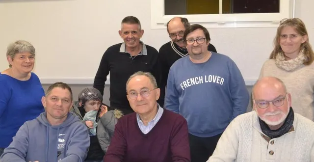 photo  épaulés par le maire claude davy (au centre), les membres du comité des fêtes cherchent de nouveaux bénévoles pour animer le village.  &copy;  le maine libre 