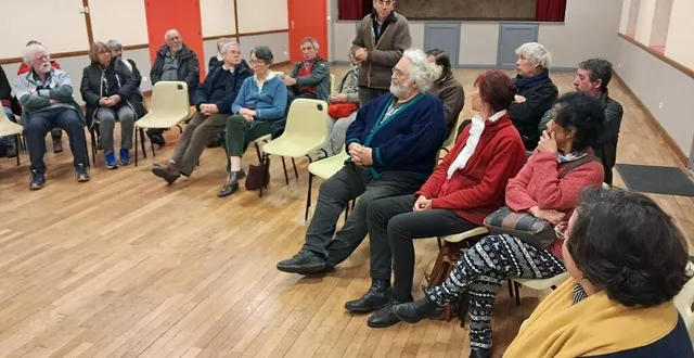 photo  philippe favre, (debout), a détaillé l’implantation d’éoliennes de la ferme de la saosnette et appelé à une pétition.  &copy;  ouest-france 