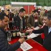 photo présent au festival des vins et de la gastronomie, stéphane (à droite) pourrait être touché par la taxe américaine sur les produits importés
