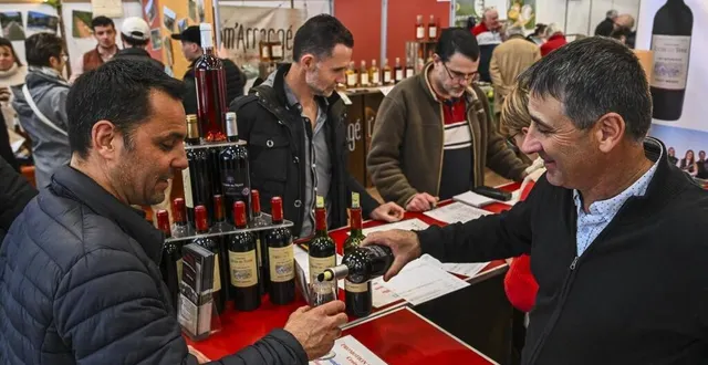 photo  présent au festival des vins et de la gastronomie, stéphane (à droite) pourrait être touché par la taxe américaine sur les produits importés  &copy;  photo : le maine libre – denis lambert 