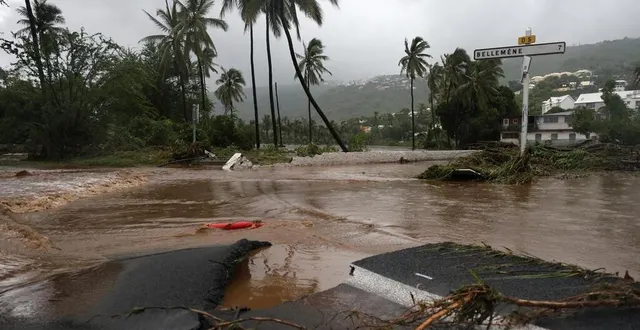 photo  après le passage dévastateur du cyclone garance, l’alerte rouge a été levée à la réunion.  &copy;  richard bouhet / afp 