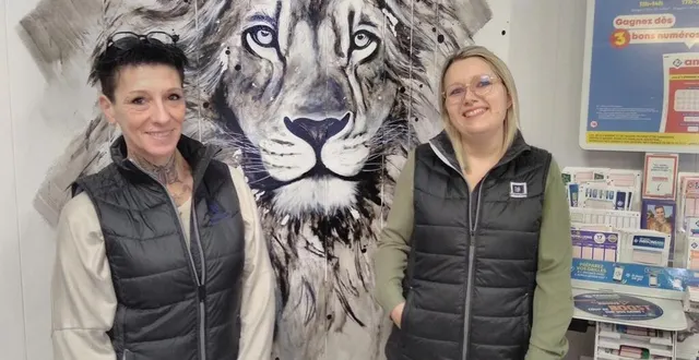 photo  charlène peltier la gérante à droite avec maggy sa salariée devant l’œuvre de l’artiste artem manon.  &copy;  le maine libre 