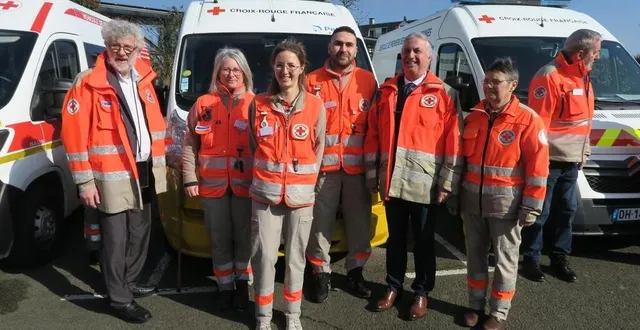 photo  samedi 1er mars 2025, les festivités ont commencé par la revue de la quarantaine de véhicules de la croix rouge. émeline est au premier plan avec michel pillault, à gauche et yannick landelle, responsable de l’unité du mans, à droite.  &copy;  ouest-france 