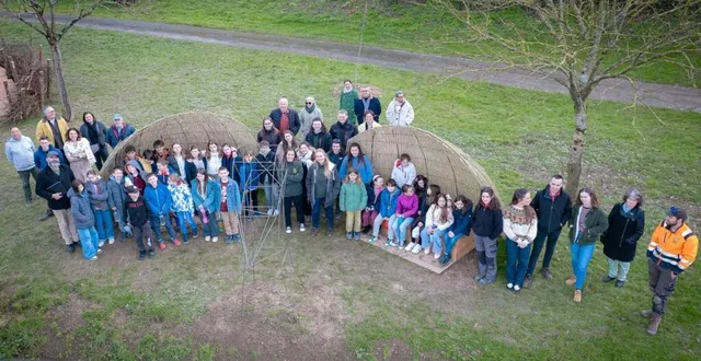 photo  l’œuvre du « héron » vue du ciel avec les jeunes de l’école de la source et des élus communautaires et municipaux.  &copy;  sisco vidéo. 