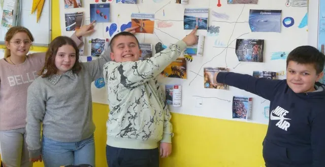 photo  aëlys, eden, paul et kalvyn, de la classe de cm1, posent fièrement devant leur fresque du climat.  &copy;  le maine libre 