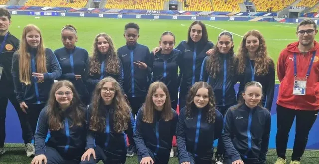 photo  les filles ont eu comme cadeau un survêtement offert par la fédération.  &copy;  le maine libre 