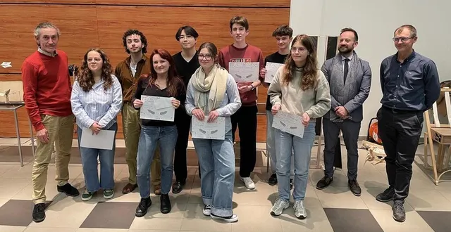 photo  les lauréats de la quinzième édition du concours d’ébénisterie organisé par le rotary club de sablé-sur-sarthe et le lycée polyvalent raphaël-élizé, entourés par l’enseignant cyrille jory (à gauche), le proviseur adjoint, jimmy raballand, et le rotarien bertrand fourmond (à droite).  &copy;  ouest-france 