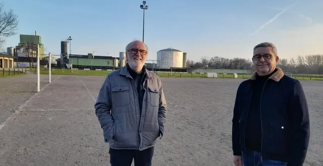 photo  mm. le bars (maire de bellevigne-en-layon) et normandin (maire délégué de faye-d’anjou, adjoint à l’animation du territoire), sur l’actuel terrain bientôt transformé en terrain synthétique toutes saisons.  &copy;  co 