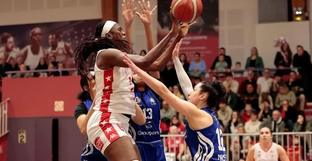 photo  les saumuroises (en bleu) ont remporté le choc des leaders de la pouleb de n2 dans les deux-sèvres.  &copy;  co – benoit felace 