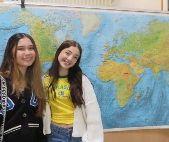 photo isabel et julietta devant la carte du monde.  ©  ouest-france