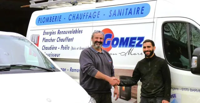 photo  jean-marc (à gauche) confie la relève à mohammed (à droite) garantissant la continuité d’un service de qualité.  &copy;  le maine libre 