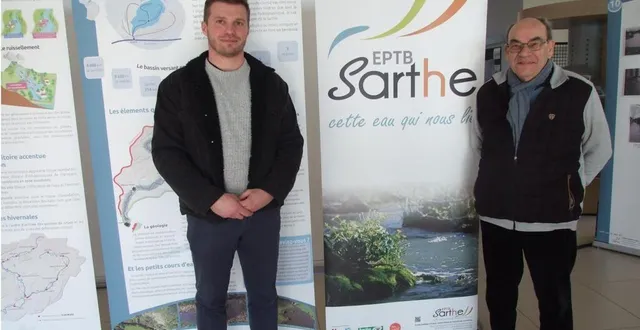 photo  romain barbé et andré froger lors de l’installation de l’exposition.  &copy;  ouest-france 