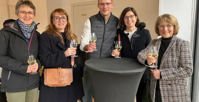 photo  arnaud gauvain, entouré de clientes fidèles.   &copy;  le maine libre 