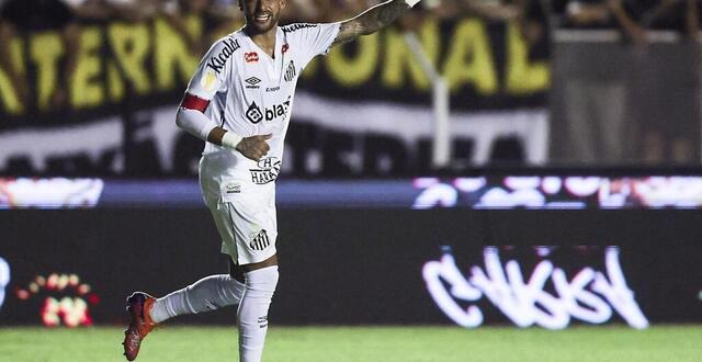 photo  neymar a marqué sur coup franc pour santos dans la nuit de dimanche à lundi.  ©  alexandre schneider / getty images via afp 