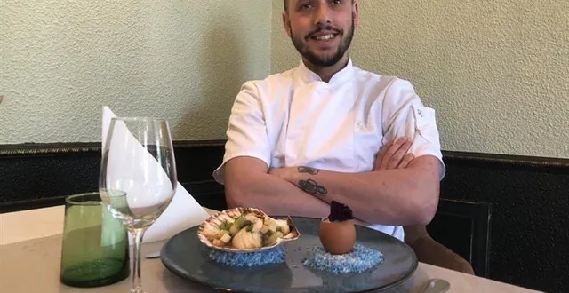 photo  gaylord prézelin, chef de cuisine à l’odyssée champêtre au lude, près de la flèche (sarthe) devant l’une de ses dernières créations : une coquille saint-jacques rôtie dans sa coquille, sauce grenobloise et son émulsion de champagne à l’encre de seiche.  &copy;  ouest-france 
