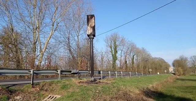 photo  le radar tourelle sur la route départementale 976, à saint-mars-d’égrenne, a été « calciné » dans la nuit de samedi 1er au dimanche 2 mars 2025.  &copy;  ouest-france 
