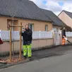 photo dans la rue des prunus, à luché-pringé (sarthe), huit cerisiers d’ornement datant d’une trentaine d’années végétaient dans un sol appauvri, ils ont été remplacés par des prunus.