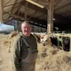 photo vincent féret, éleveur laitier à bellou-en-houlme, figure sur une étiquette de camembert aop du producteur gillot spécifique pour les magasins biocoop.