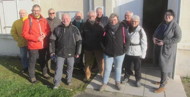 photo  le groupe de bénévoles saint-augustinois et les membres des randonipèdes de bécon, en compagnie de chantal mahot, adjointe au maire (à droite).  &copy;  co 
