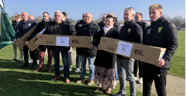 photo  les responsables du club de foot, les élus de tiercé et cheffes et alexandre bardonnat, directeur de la caisse locale du crédit agricole, lors du renouvellement du label décerné par la fédération française de football (fff).  &copy;  ouest-france 