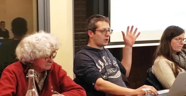 photo  pierre usureau, au centre, responsable au syndicat d’énergies du maine-et-loire, a présenté le projet de chaufferie de l’école emile-joulain.  &copy;  co 