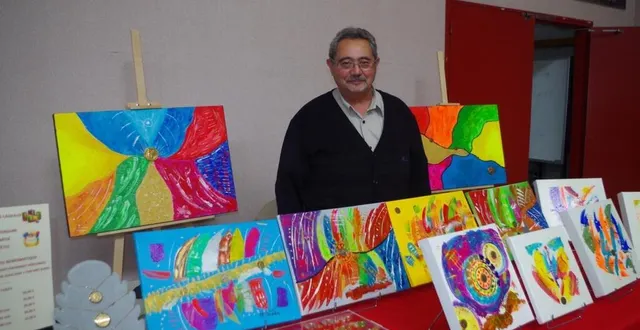 photo  richard verba et ses œuvres très colorées, enrichies de pièces de monnaie, pour certaines.  &copy;  le maine libre 