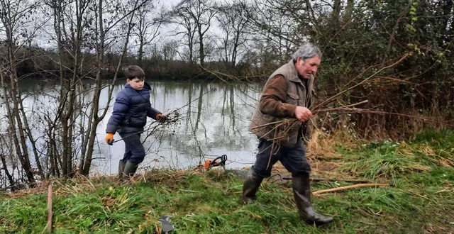 photo  deux pêcheurs, daniel et joffrey, son petit-fils de 10 ans, sont venus donnerun coup de main.  &copy;  ouest-france 