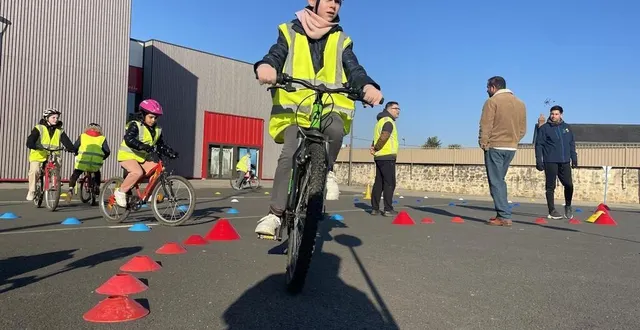 photo  les élèves de cm2 de l’école du pré de sablé-sur-sarthe se sont exercés sur une piste d’éducation routière, installée derrière le cinéma confluences, avant d’aller rouler à vélo dans le quartier de montreux.  &copy;  ouest-france 