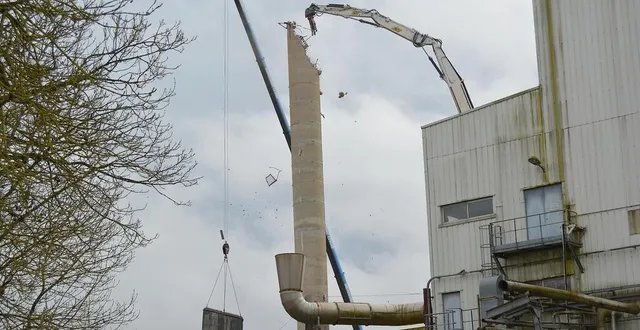 photo  à gauche, le gigantesque tapis qui s’étire jusqu’au sol protège la braye des débris engendrés par la démolition de la cheminée.  &copy;  ouest-france 