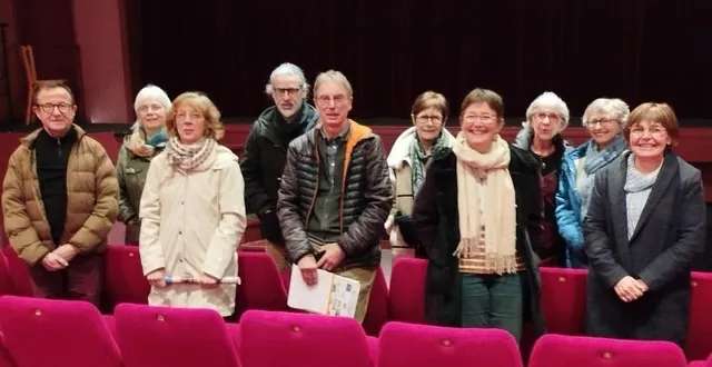 photo  une partie des bénévoles de l’association regard sur le cinéma européen, dans la salle de cinéma de saint-georges-sur-loire où aura lieu la séance d’ouverture du festival.  &copy;  ouest-france 