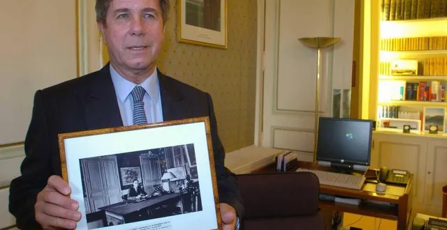 photo  jean-louis debré avec le portrait dans ses mains de son père, michel, père de la constitution de la ve république.  &copy;  archives co 